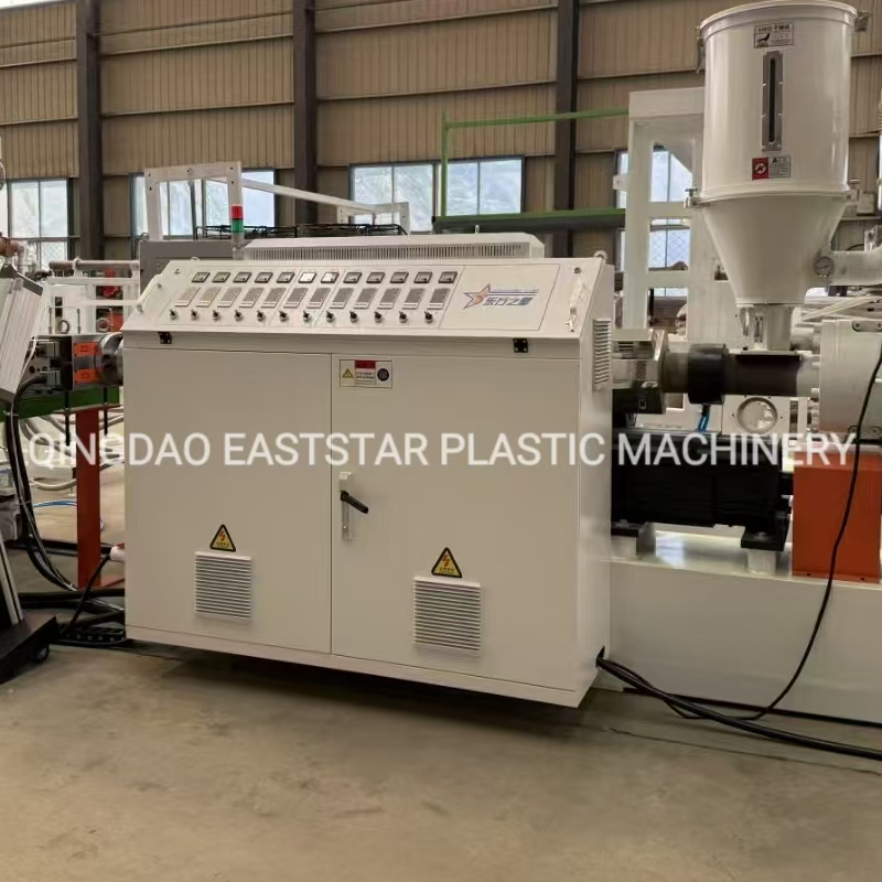 Une ligne de production de tuyaux de flottaison en PVC haut de gamme, une sur deux, donne du pouvoir à l'industrie de l'élevage