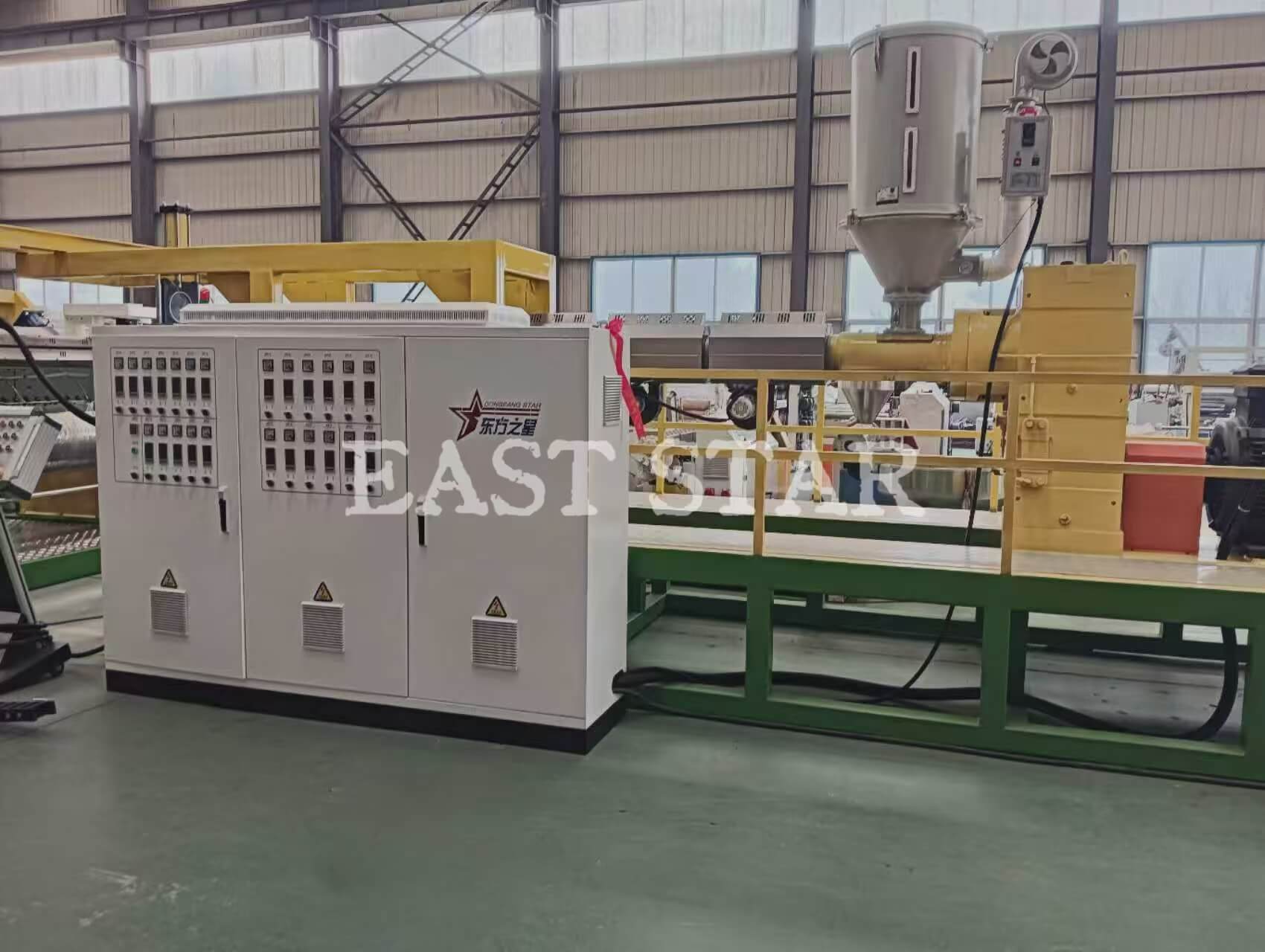 Innovation révolutionnaire ! Qingdao EASTSTAR La nouvelle ligne d'extrusion de feuilles de bande de fumier de 2,4 mètres démarre avec succès
