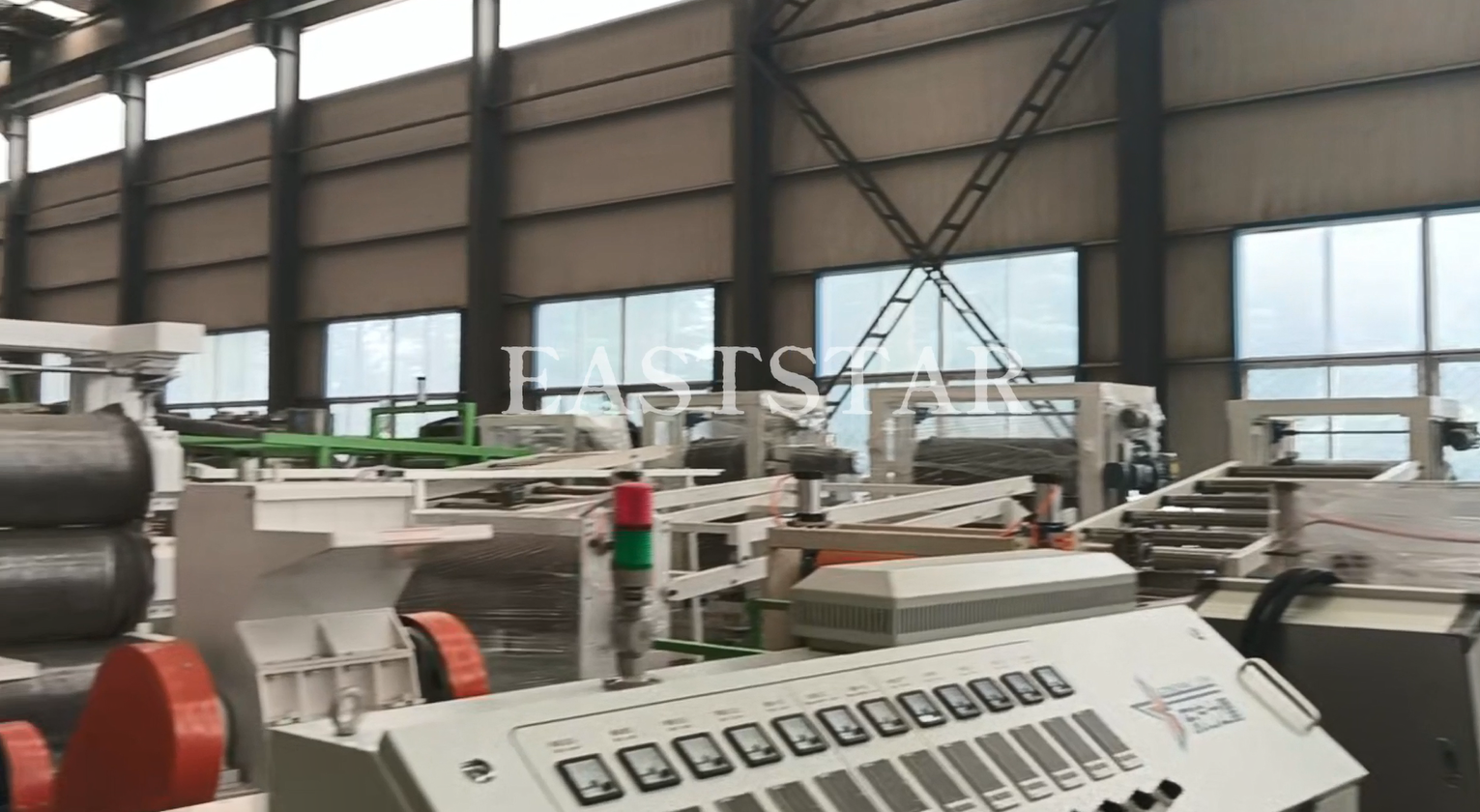 Visite d'un client étranger pour une collaboration avec une ligne d'extrusion de feuilles de plastique ABS