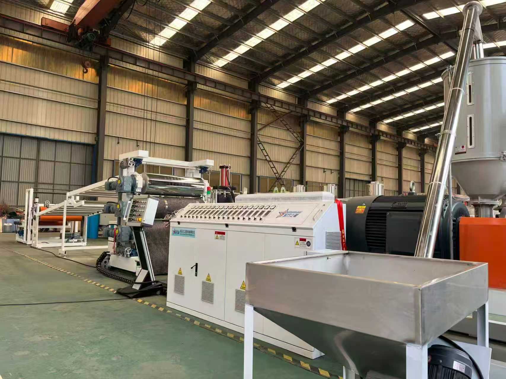 QINGDAO EASTSTAR accueille ses clients pour l'inspection des équipements de tapis antidérapants TPE/TPV/TPU/TPR