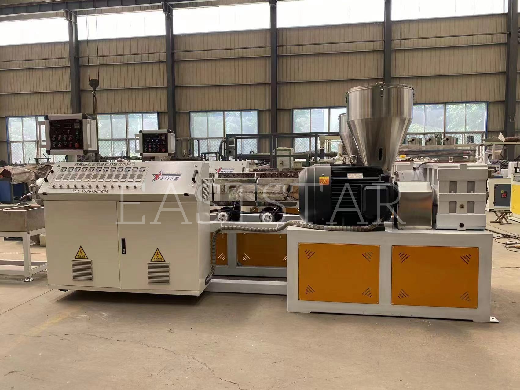 Notre équipe technique réalise l'assemblage de précision du granulateur à double vis parallèle TSSK65 pour notre client arabe