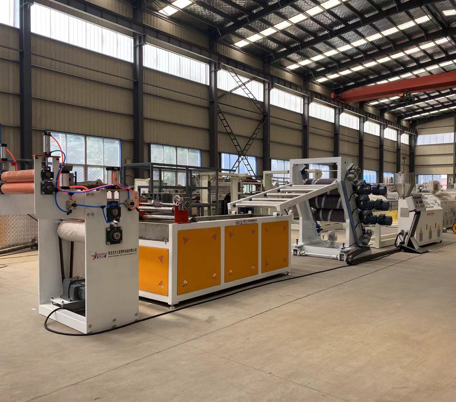 Les solutions professionnelles de chaîne de production de rideaux de porte flexibles en PVC permettent une production efficace de rideaux de porte industriels