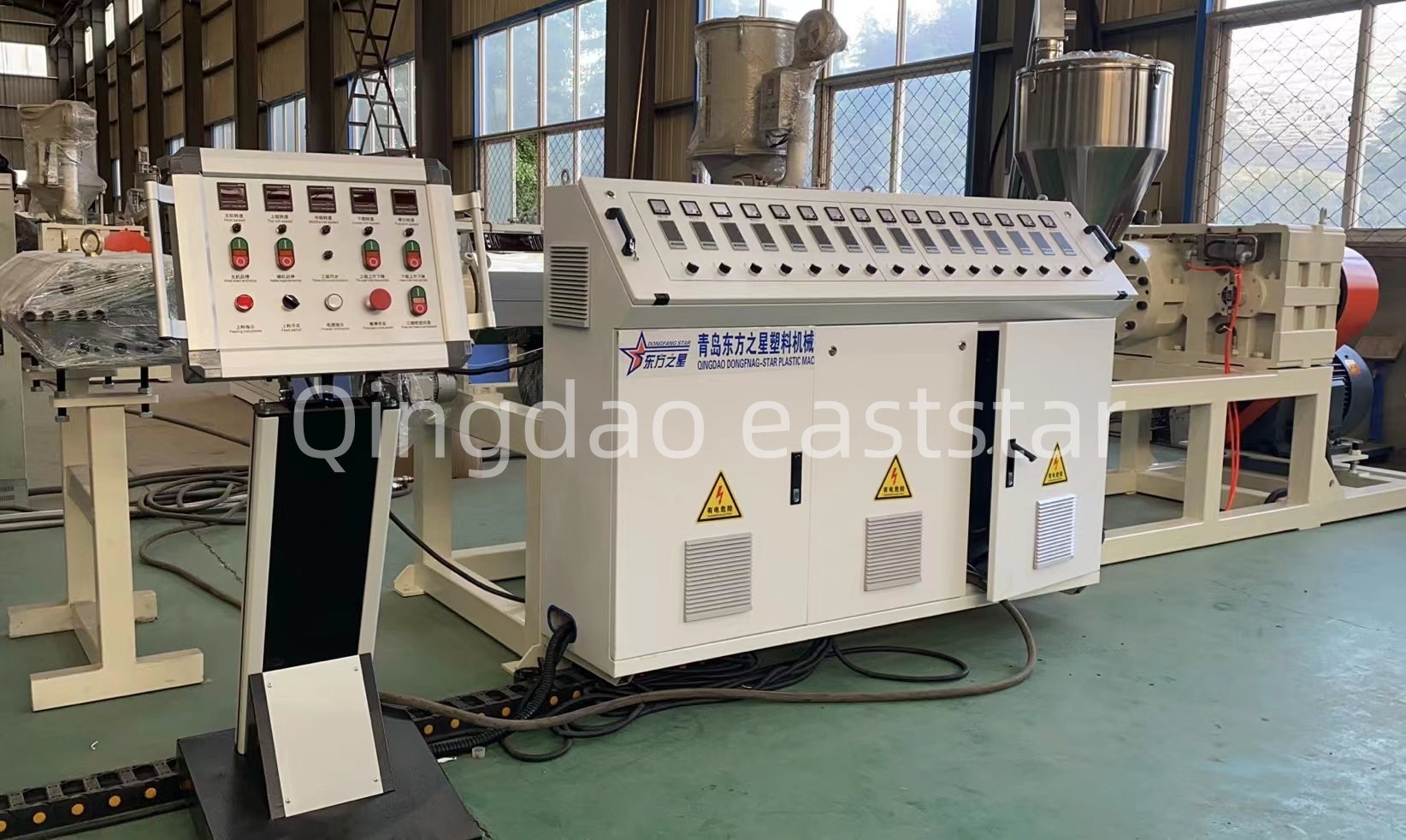 Comment une ligne de production professionnelle de panneaux de drainage en PE garantit-elle la qualité des systèmes de drainage des bâtiments ?