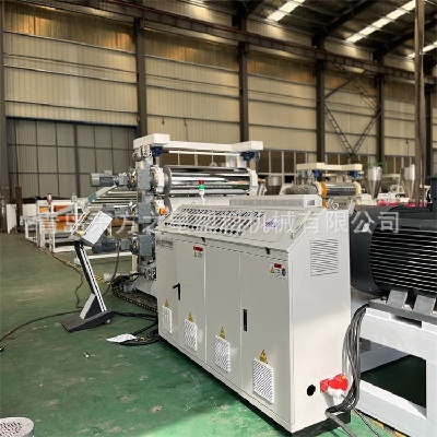 Fabrication de feuilles flexibles : une ligne de production professionnelle de feuilles flexibles SPVC permet le développement moderne du bétail et des matériaux de construction