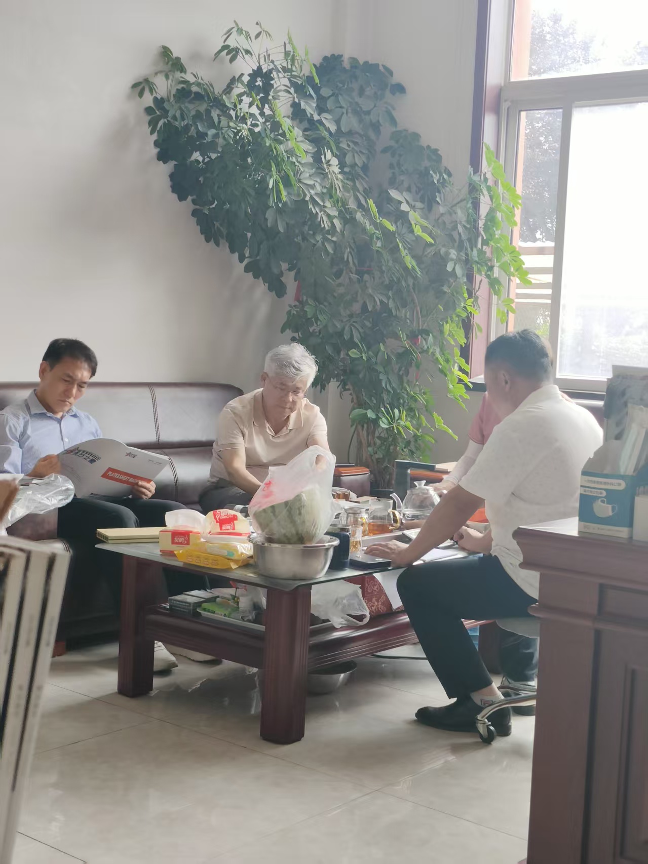 Renforçant sa présence sur les marchés étrangers, un client sud-coréen de longue date a de nouveau visité notre entreprise pour inspecter nos équipements de revêtement de sol en PVC.