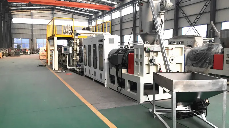 Ligne de production de panneaux composites aluminium-plastique PE
